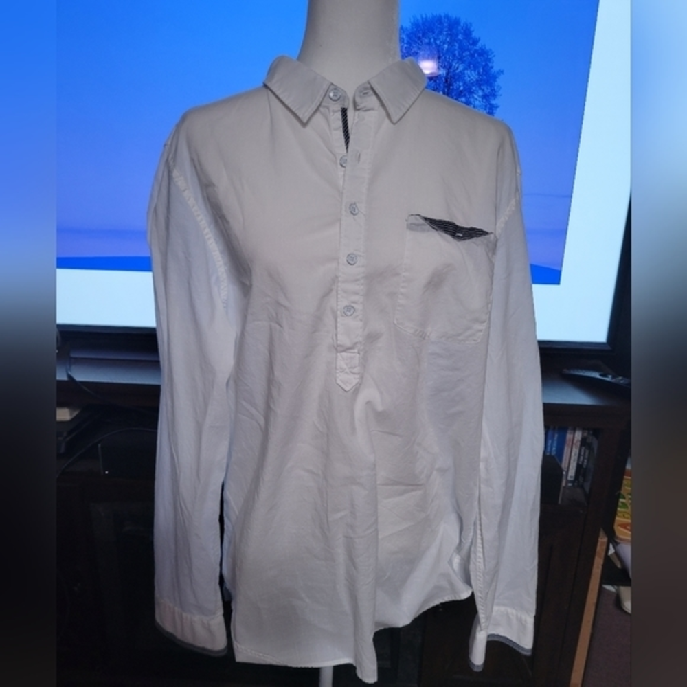 Guess mens size XL regular fit half button down pullover dress shirt